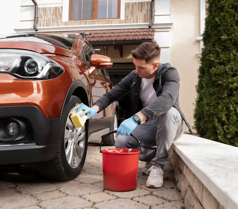 Lavage auto à domicile Mansat-la-Courrière : professionnel intervenant sur un véhicule